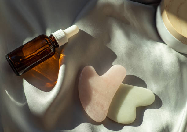 un conjunto de cosméticos orgánicos naturales para el cuidado de la piel y el masaje gua sha - spooning fotografías e imágenes de stock