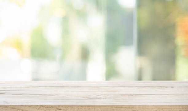 tablero de madera vacía en el jardín verde abstracto borroso desde la vista de la ventana por la mañana. para la visualización del producto de montaje o el diseño visual clave - wood window fotografías e imágenes de stock