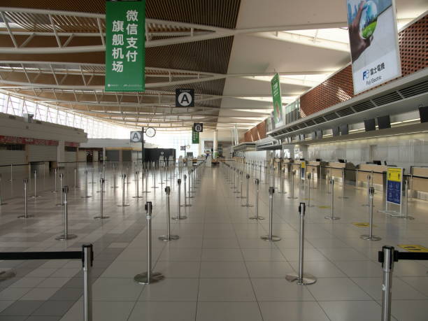 vacant nouvel aéroport de chitose plancher de départ international - new chitose photos et images de collection