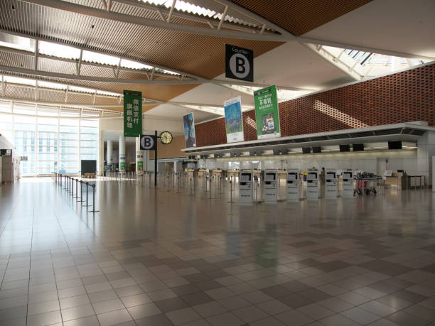 vacant nouvel aéroport de chitose plancher de départ international - new chitose photos et images de collection