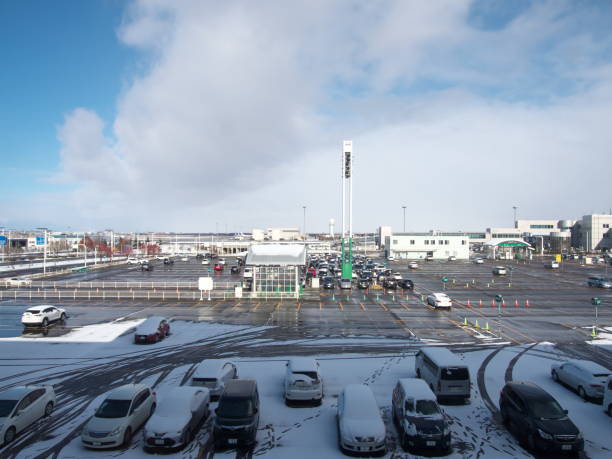 nuevo estacionamiento en el aeropuerto de chitose en la nieve - new chitose fotografías e imágenes de stock