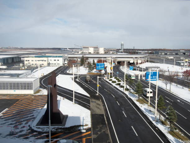 nouveau parking de l’aéroport de chitose dans la neige - new chitose photos et images de collection