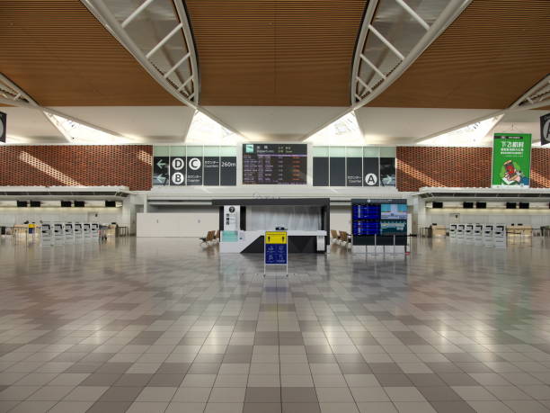 vacant nouvel aéroport de chitose plancher de départ international - new chitose photos et images de collection