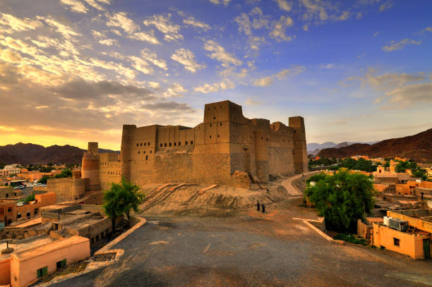 bahla fort, bahla, sultanato de omã. - bahla fort - fotografias e filmes do acervo