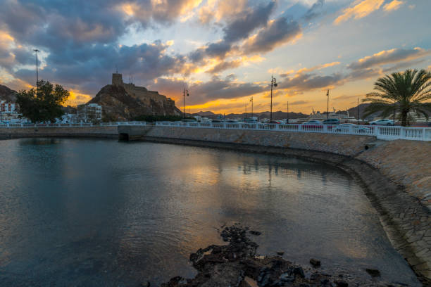 el campo en su mejor momento de muttrah corniche, mascate, sultanato de omán - sunset in islamic country fotografías e imágenes de stock