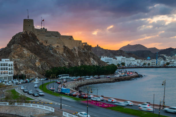 el campo en su mejor momento de muttrah corniche, mascate, sultanato de omán - sunset in islamic country fotografías e imágenes de stock