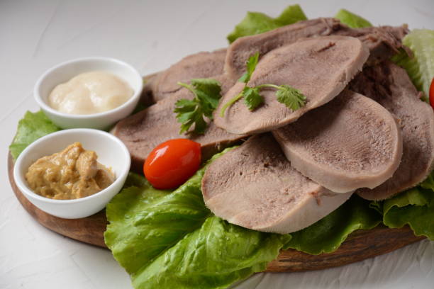 얇게 썬 쇠고기 혀 - smoked tongue 뉴스 사진 이미지