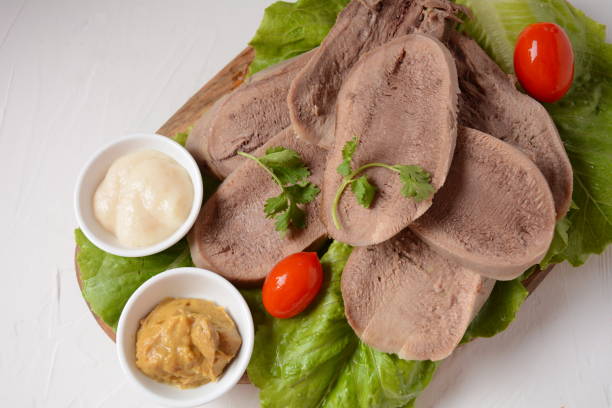 얇게 썬 쇠고기 혀 - smoked tongue 뉴스 사진 이미지