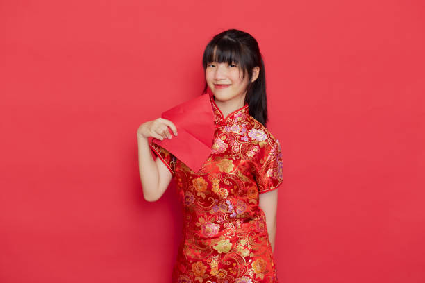 赤い�封筒や赤い背景にアンパウを持つ中国人女性。 - 3334 ストックフォトと画像