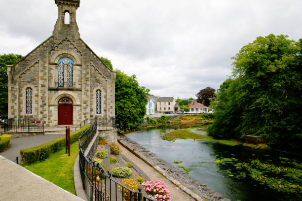 schönes irland. donegal, irische stadt auf der nordinsel. blick auf die straßen. - sligo stock-fotos und bilder