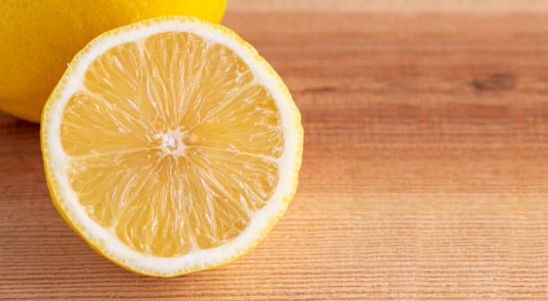 citron jaune frais sur une table en bois. - 2657 photos et images de collection