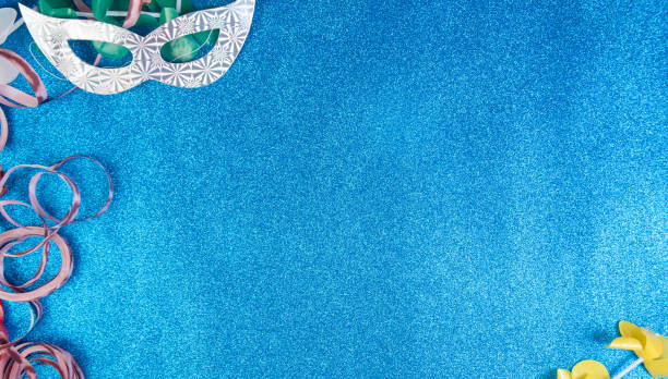 maschere di carnevale brasiliano e oggetti di scena disposti su una superficie blu lucido, vista dall'alto. - coriandoli carnevale foto e immagini stock