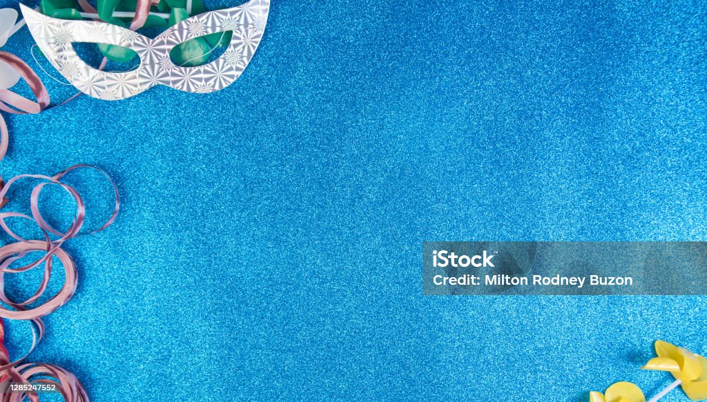 Máscaras e adereços de carnaval brasileiros dispostos em uma superfície azul brilhante, vista superior. - Foto de stock de Carnaval - Evento de comemoração royalty-free