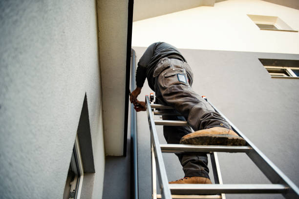 trabajador manual en el techo instalando teja metálica - escaleras de aluminio fotografías e imágenes de stock