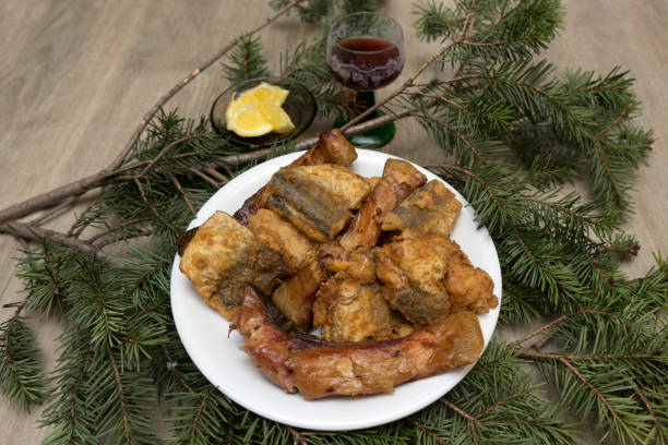 赤ワインとレモンのグラスを入れたプレートに魚を揚げた - christmas lunch mediterranean cuisine color image ストックフォトと画像