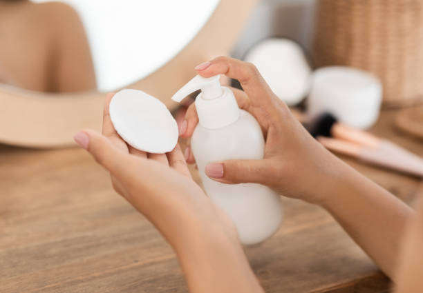 mulher irreconhecível aplicando produto de beleza em almofada de algodão - creme de limpeza facial - fotografias e filmes do acervo