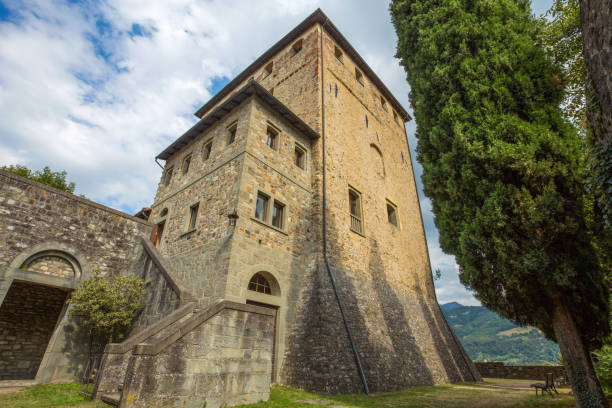 castello di malaspina a bobbio, provincia di piacenza, emilia romagna, italia - surrounding wall sky river dome foto e immagini stock