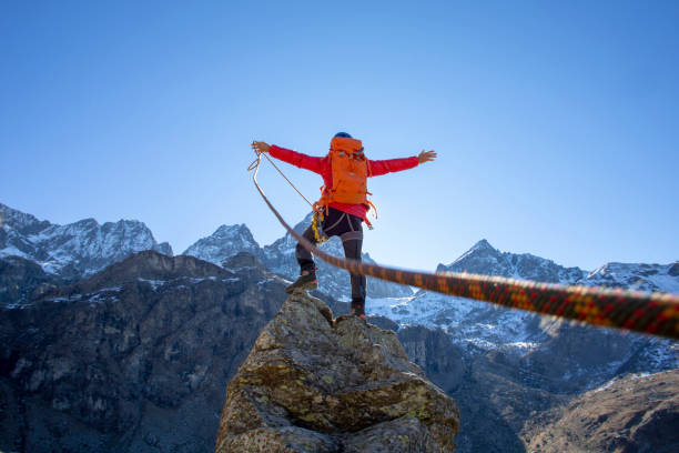 el montañero alcanza la cima de la cima del pináculo, extiende los brazos - solitude mountain range ridge mountain peak fotografías e imágenes de stock