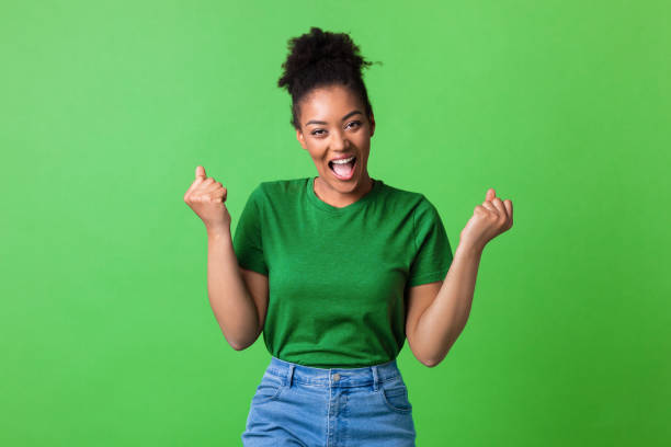 retrato de cerca de gritando joven mujer negra feliz - shaking fist fotografías e imágenes de stock