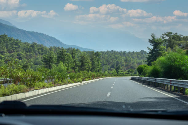 vista desde el coche en la carretera. vista dentro de la carretera del coche en movimiento. viajar en coche - car cockpit sports race strength fotografías e imágenes de stock