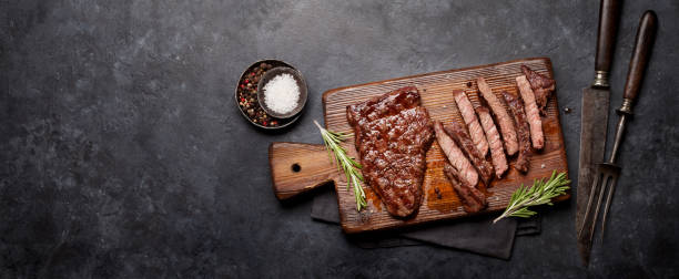 bistec de ternera a la parrilla - steak meat barbecue grilled fotografías e imágenes de stock