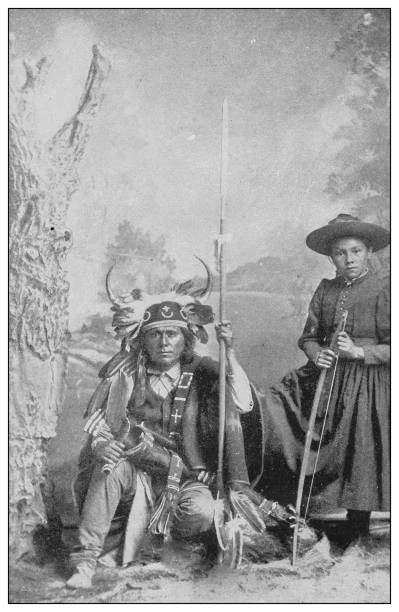 미국의 골동품 흑백 사진: 나바호 전쟁 족장과 딸 - navajo reservation stock illustrations