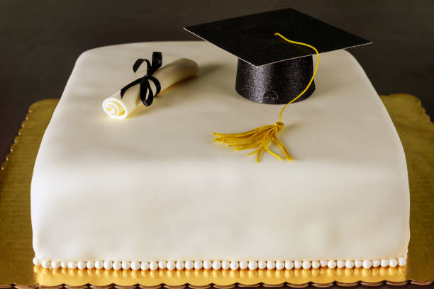 istock Graduation cake with hat and diploma decoration. 1285290075