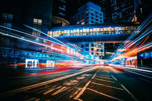 percorsi di traffico nel distretto finanziario - hong kong night motion city foto e immagini stock