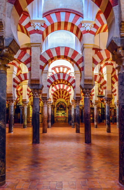 columnas y arco de la mezquita en córdoba - la mezquita cathedral fotografías e imágenes de stock