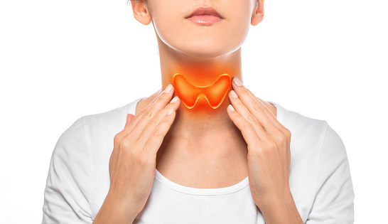 Mujer mostrando la glándula tiroides pintada en su cuello. Glándula tiroidea agrandada en forma de mariposa, aislada sobre fondo blanco photo