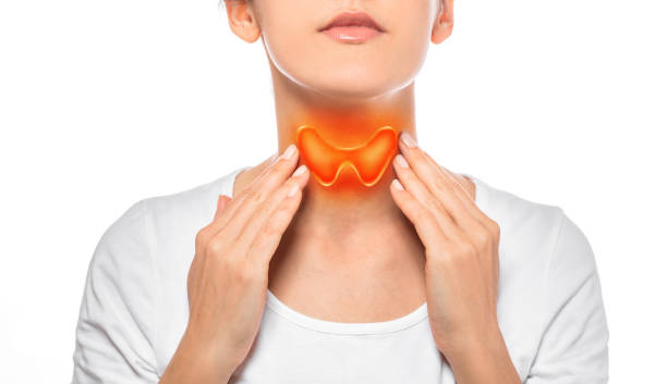 donna che mostra la ghiandola tiroidea dipinta sul collo. ghiandola tiroidea a forma di farfalla ingrandita, isolata su sfondo bianco - thyroid gland foto e immagini stock