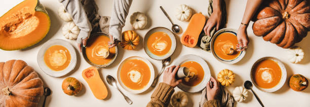 płaskie jałowe kobiece ręce o kolacji z jesienną zupą dyniową - spoon heat pumpkin eating zdjęcia i obrazy z banku zdję�ć