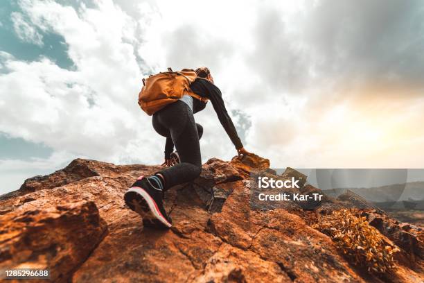 De Vrouwwandelaar Die Van Het Succes Op De Bergpiek Van De Zonsopgang Wandelt De Jonge Vrouw Met Rugzak Stijging Aan De Bergbovenland Discovery Travel Destination Concept Stockfoto en meer beelden van Wandelen - Buitensport