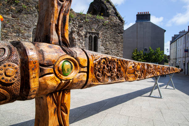 la espada cazadora de dragones - republic of ireland irish culture old ancient fotografías e imágenes de stock