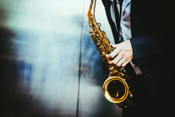der saxophonist - saxophonist stock-fotos und bilder