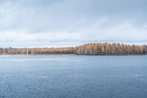 пейзаж у озера с горами и лесами осенью - winter china cloud lake стоковые фото и изображения