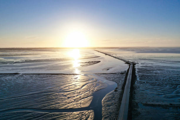 vue aérienne du passage du gois à noirmoutier en vendée - atlantic coast flash photos et images de collection