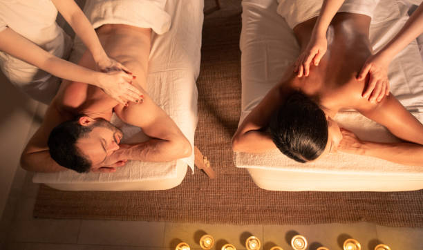 paar-massage mit aromaöl, ansicht von oben. gemischte sendepaar verbringen zeit zusammen und genießen romantik-massage, spa-resort. - spa treatment health spa couple heterosexual couple stock-fotos und bilder