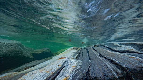 танец осенних листьев под водой - ticino canton stone switzerland water стоковые фото и изображения