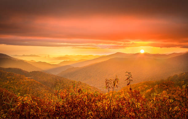 istock Sun Peaking Over The Mountains Over Maggie Valley 1285311496