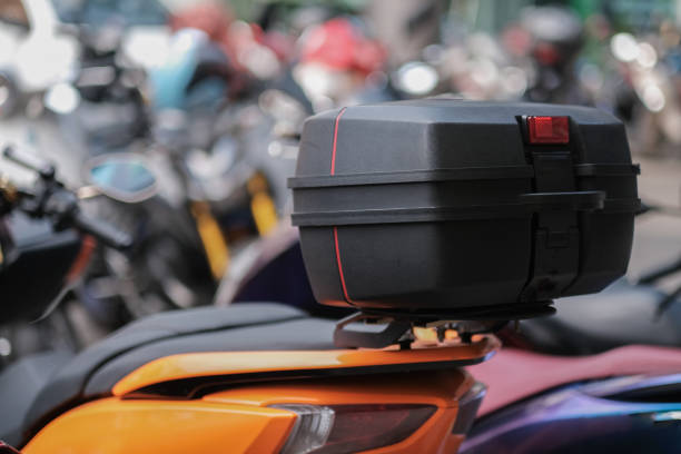 caja de almacenamiento negra en la parte trasera de una moto - saddlebag fotografías e imágenes de stock