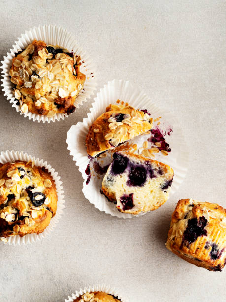 ciasto jagodowe i owsiane, ciasto borówkowe i owsiane, babeczki owsiane z jagodami, babeczki - blueberry muffin zdjęcia i obrazy z banku zdjęć