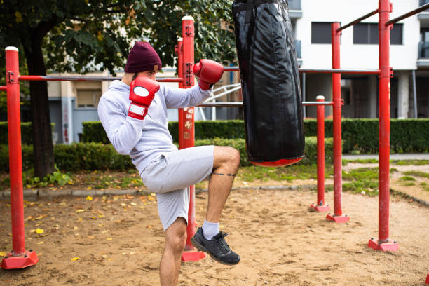 coup de pied de genou - men sweat combative sport boxing photos et images de collection