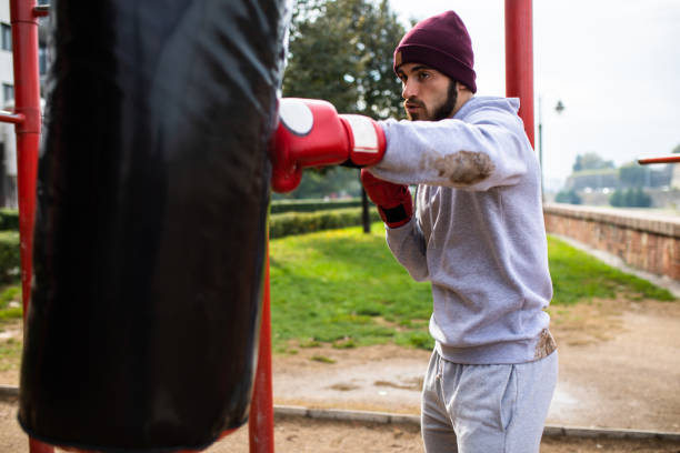 un jour de pluie séance d’entraînement de boxe - men sweat combative sport boxing photos et images de collection