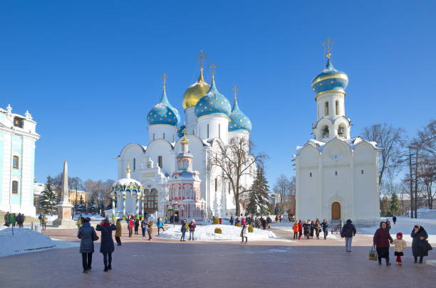 heilige dreifaltigkeit sergius lavra in sergiev posad, russland - cathedral russian orthodox clear sky tourism stock-fotos und bilder