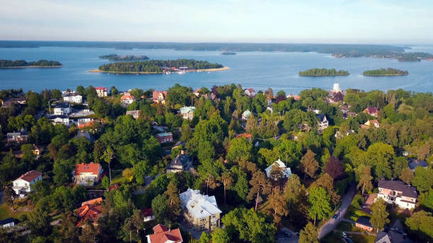 casas entre árvores florestais no lago na suécia. - stockholm archipelago sweden stockholm island - fotografias e filmes do acervo