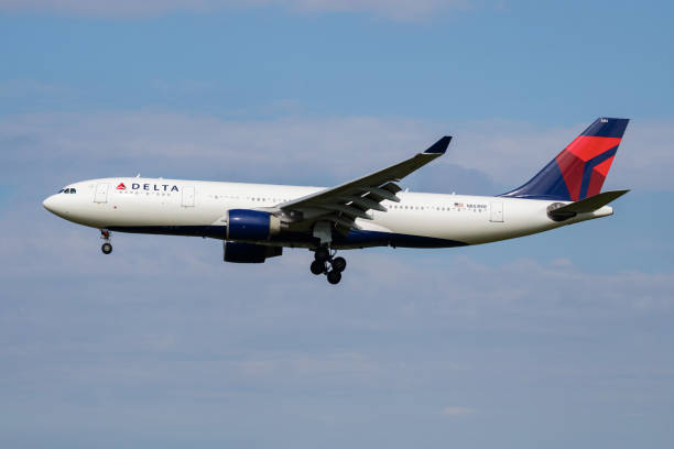 delta airlines airbus a330-200 n853nw пассажирский самолет прибытия и посадки в аэропорту амстердама шиполь - airbus a330 200 стоковые фото и изображения