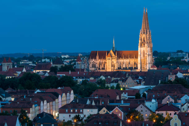 vue de la montagne de la trinité vers regensburg avec stadteil stadtamhof et dom - überblick photos et images de collection