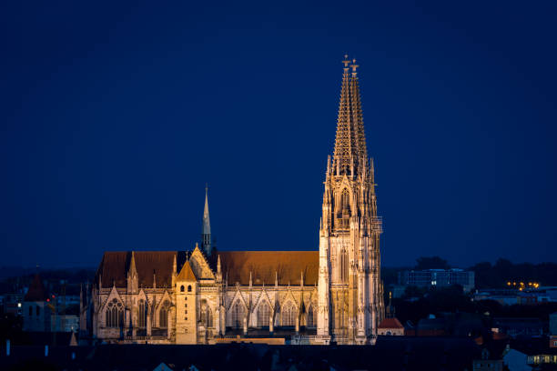 vista desde la montaña trinity a ratisbona con stadteil stadtamhof y dom - überblick fotografías e imágenes de stock