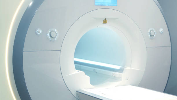 tomografía computarizada, máquina de resonancia magnética. - mri scan radiologist cat scan cat scan machine fotografías e imágenes de stock